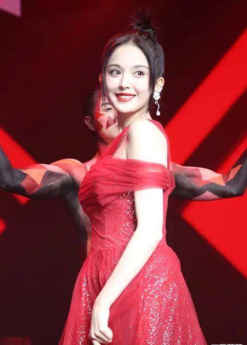 原创古力娜扎秀芭比身材裙子透光到仅剩一层纱谁知看清腰围懵了