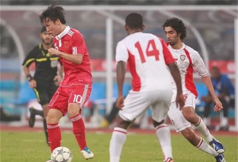 2006年7月,尚未庆祝18岁生日的邓卓翔获得代表武汉光谷参加中超联赛