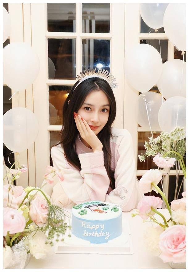 angelababy35岁生日照,与父母,儿子同框,小海绵正脸像外公.
