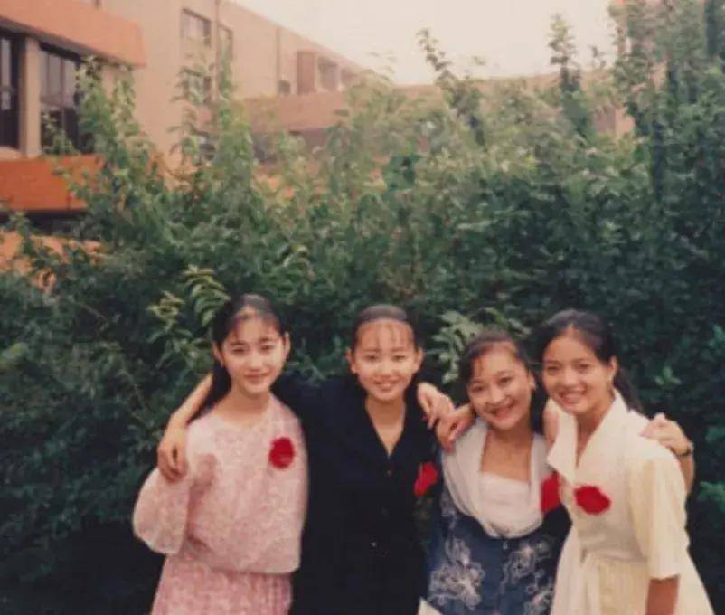 陈数说的也是实话,不管是李小冉小时候还是长大后,同学和同行都"害怕"