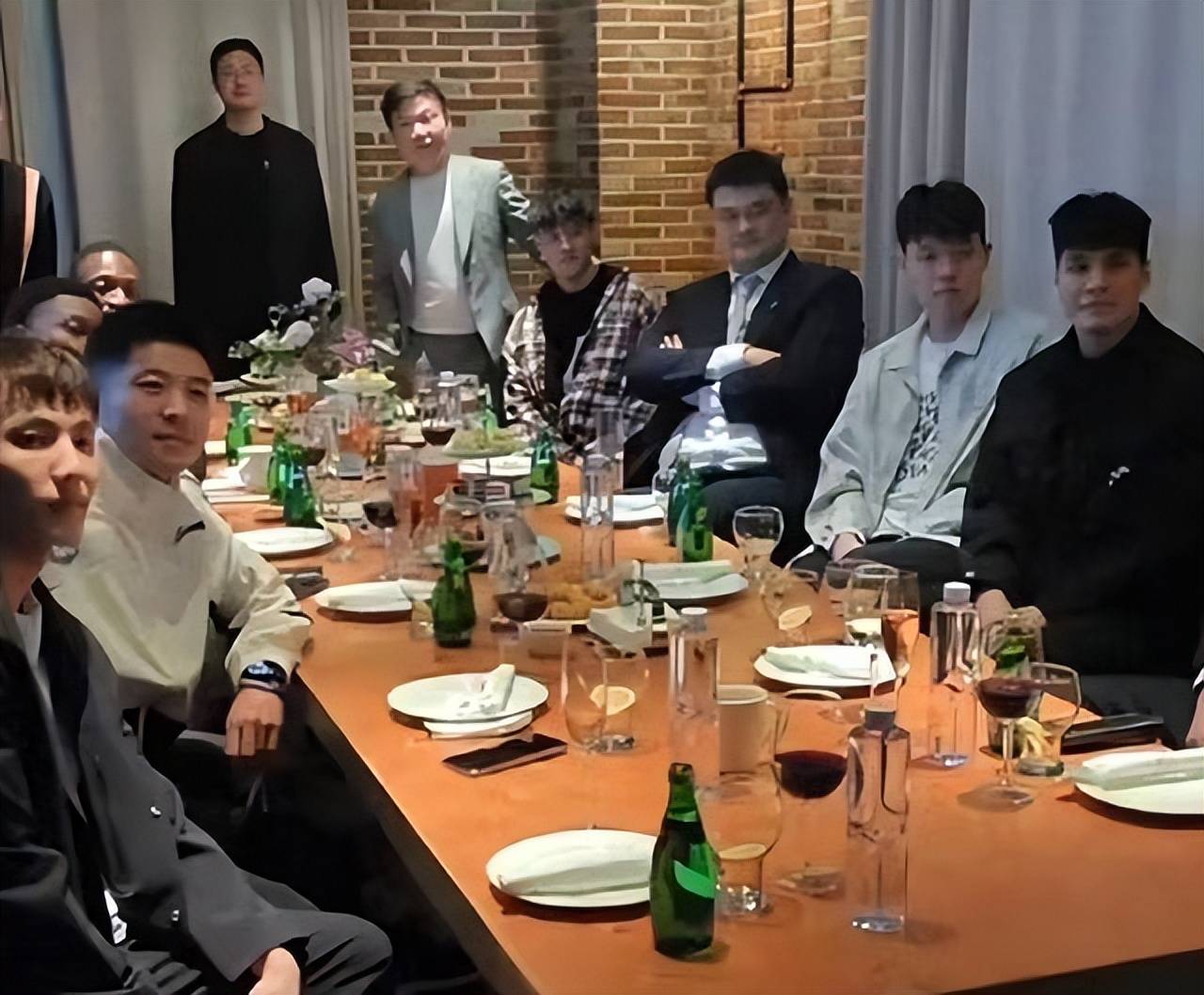 姚明 韦德 徐杰 杨翰森共进晚餐,cba一众大佬作陪,大姚举杯畅饮