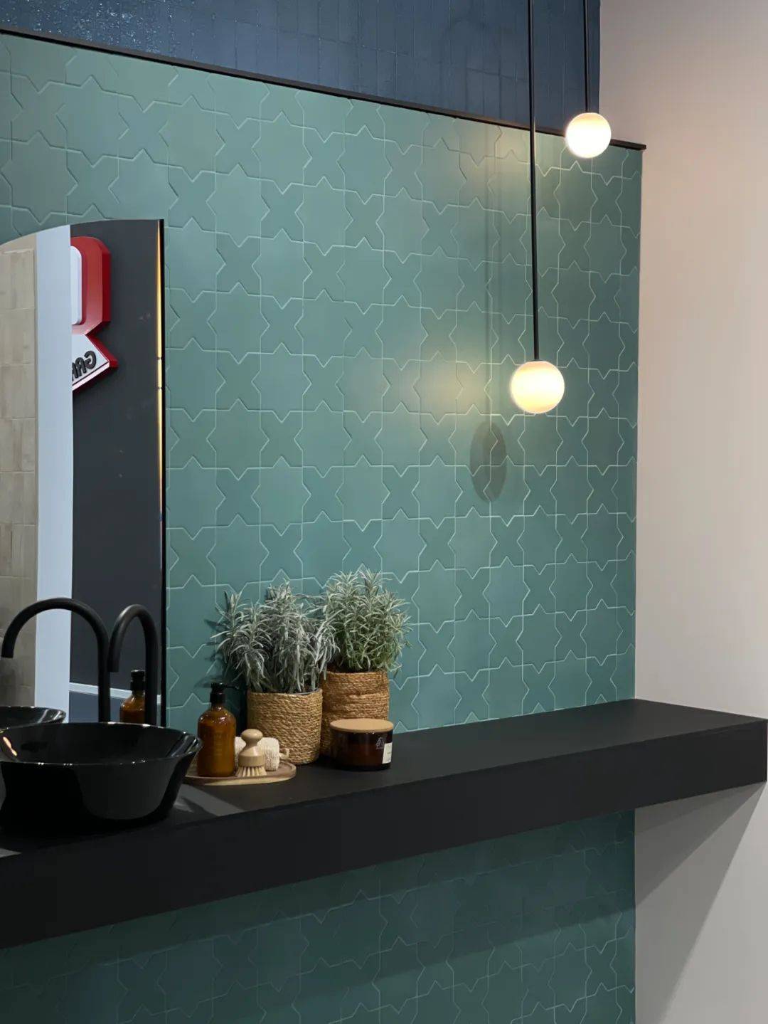 多重工艺的叠加应用依旧是趋势之一,墨水,釉料,干粒的新组合为瓷砖