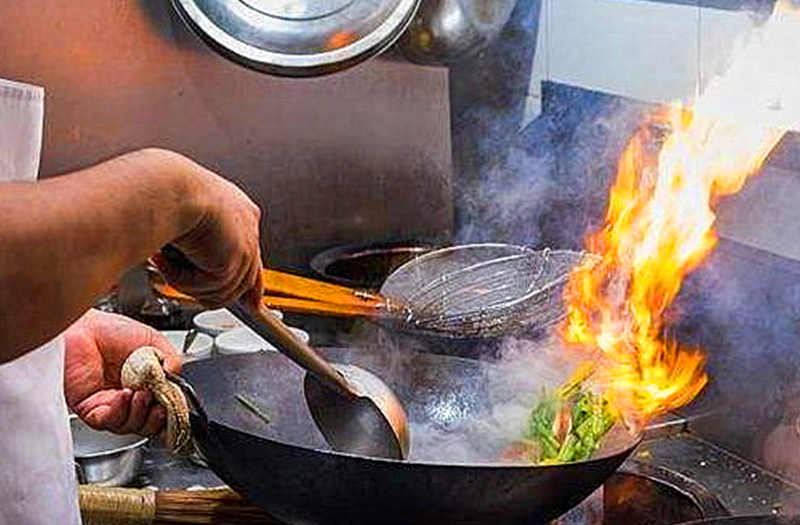 而且不耐用,质量层次不齐,所以有一定厨龄的人还是会选择用铁锅炒菜