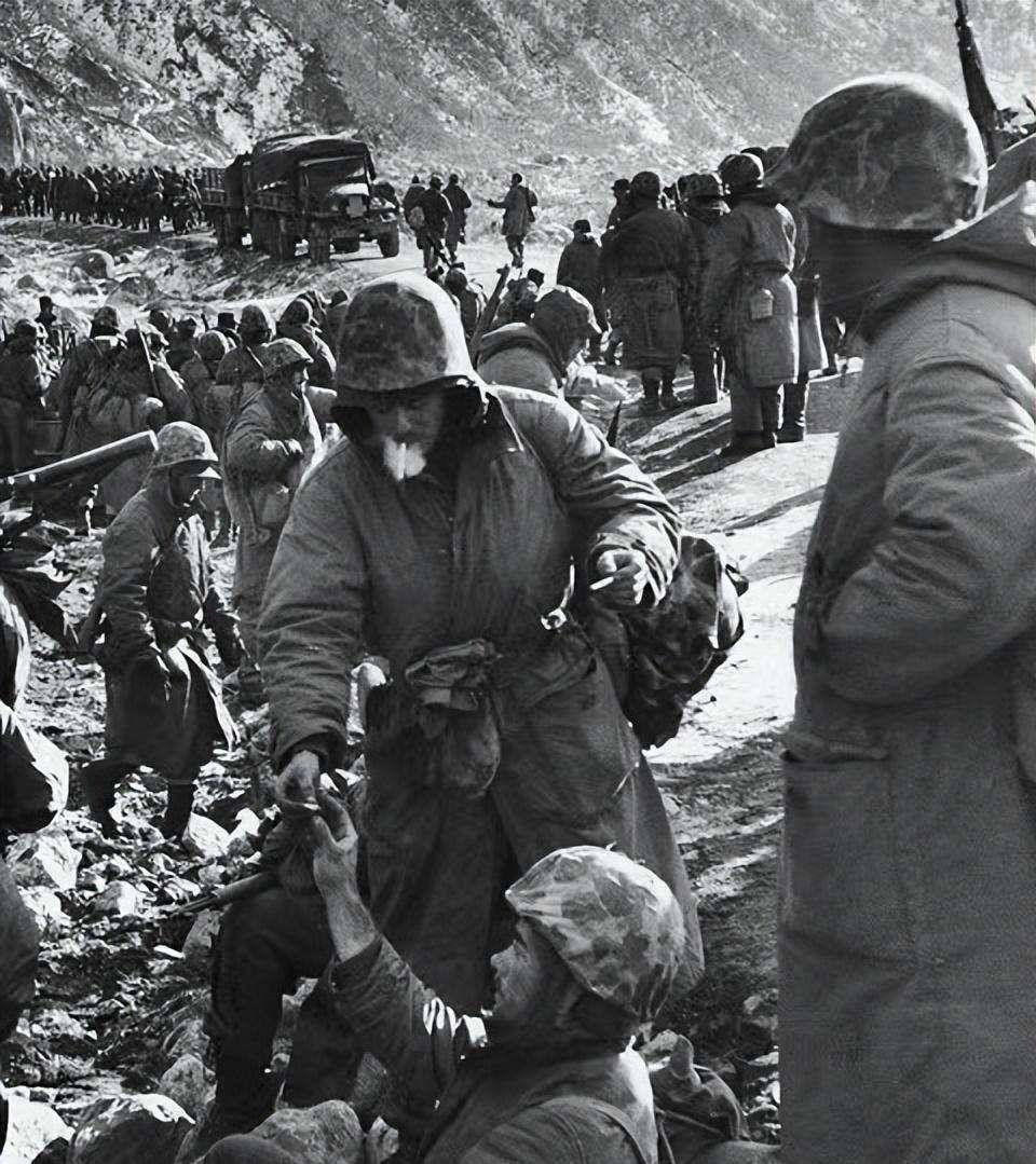 四川57岁老农隐居深山农村,墙上合照吓坏军史记者,真