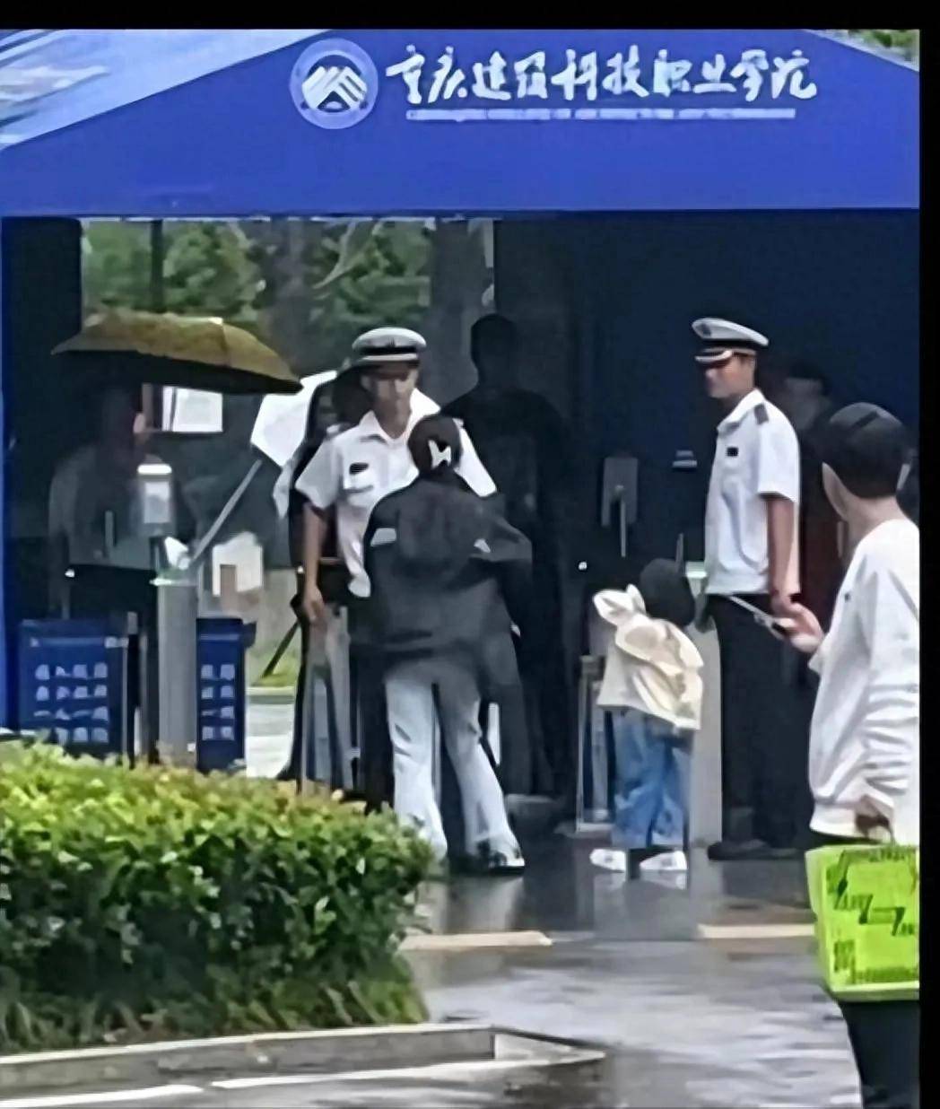 据目击者称,女子表示自己是该学院的工作人员,并拿出了相关证明,希望