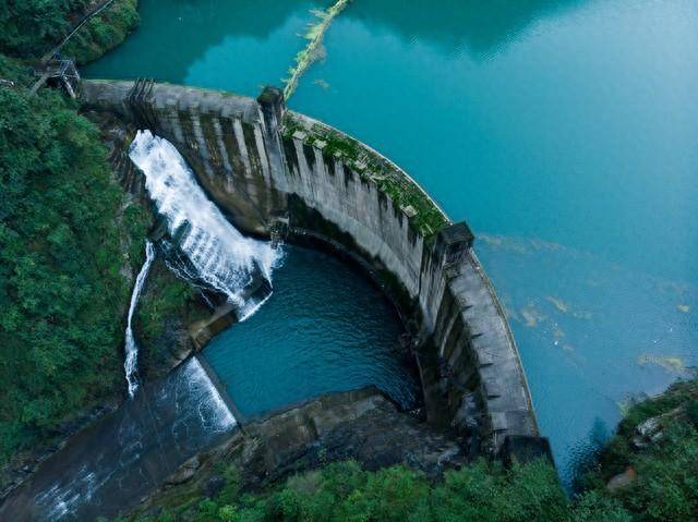 它矗立在壮丽的峡谷中,将湍急的河水圈禁其中,形成了一个封闭的水域