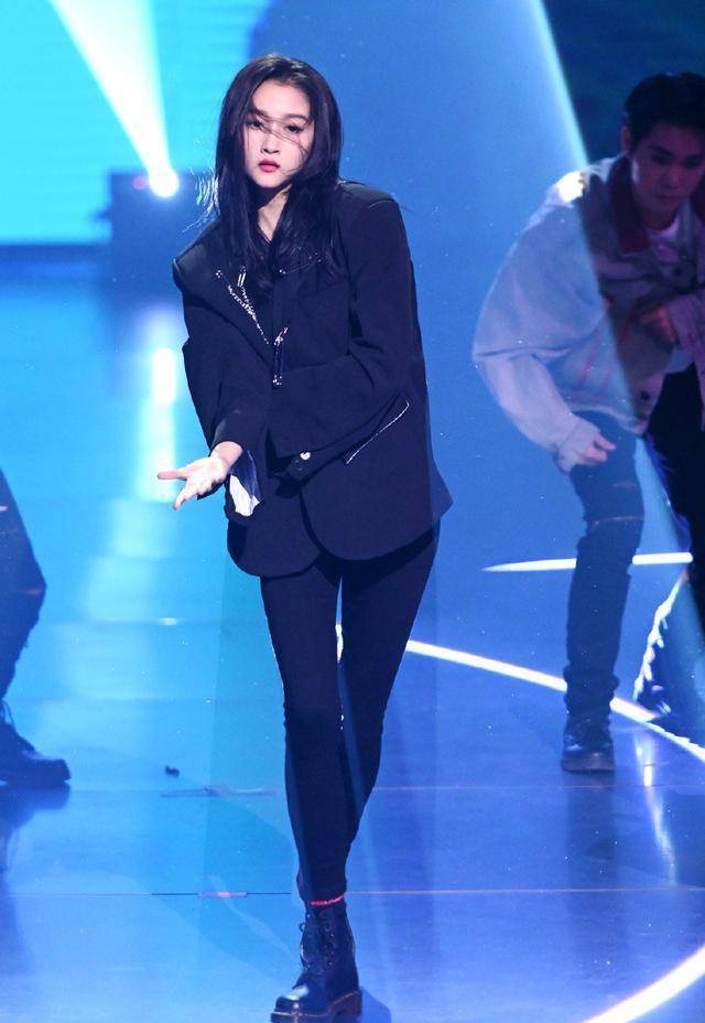 关晓彤百变造型亮相《王牌对王牌》,又酷又甜,不愧是dancer彤