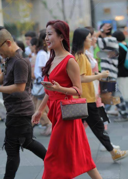 原创一袭红色连衣裙搭配红色头发端庄优雅气质十足