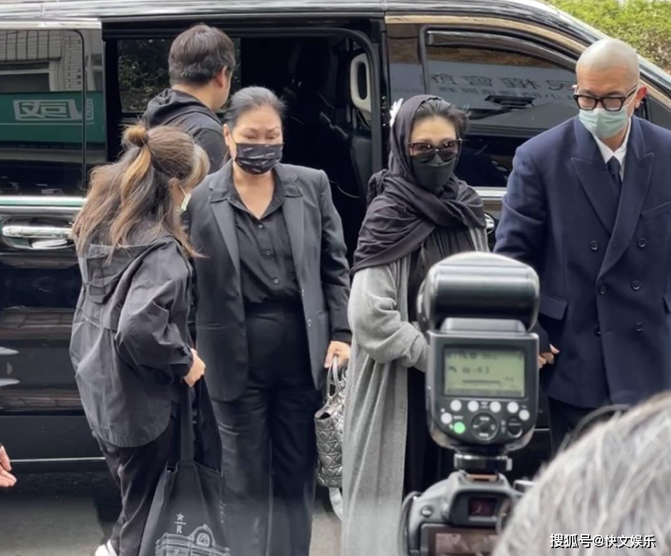 陈建州携范玮琪出席丧礼!