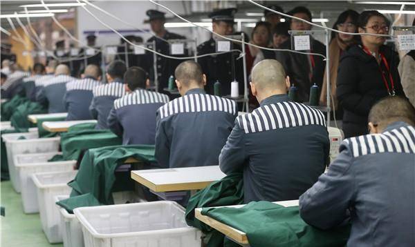 被判"无期徒刑"的犯人,在监狱里如何生活?工作有工资么?