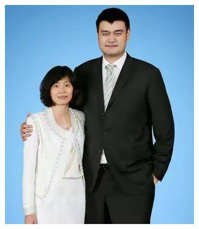原创感动姚明身高2米26妻子叶莉嫁给他是怎样的感受闺蜜泪奔