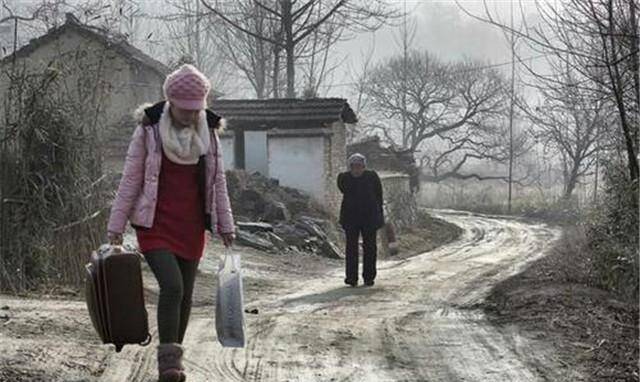 被生活压垮的中国式父母:不敢穷,不敢病,更不敢喊儿女回家