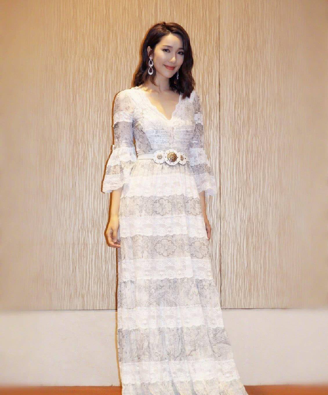 她是华裔小姐冠军,老公没她高却恩爱十足,笑容甜美魅力十足_李亚男