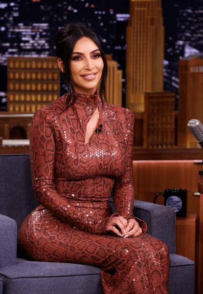 金卡戴珊踩水晶鞋成女王!裹超短皮裙超飒,7岁长女太像黑人老公