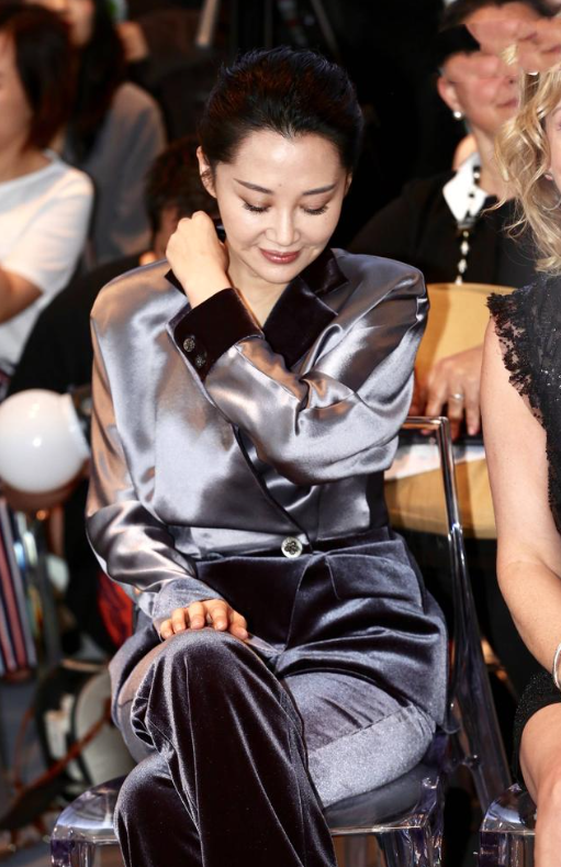 原创许晴剪了短发后带火了减龄穿搭长外套打底衫小脚裤时髦洋气