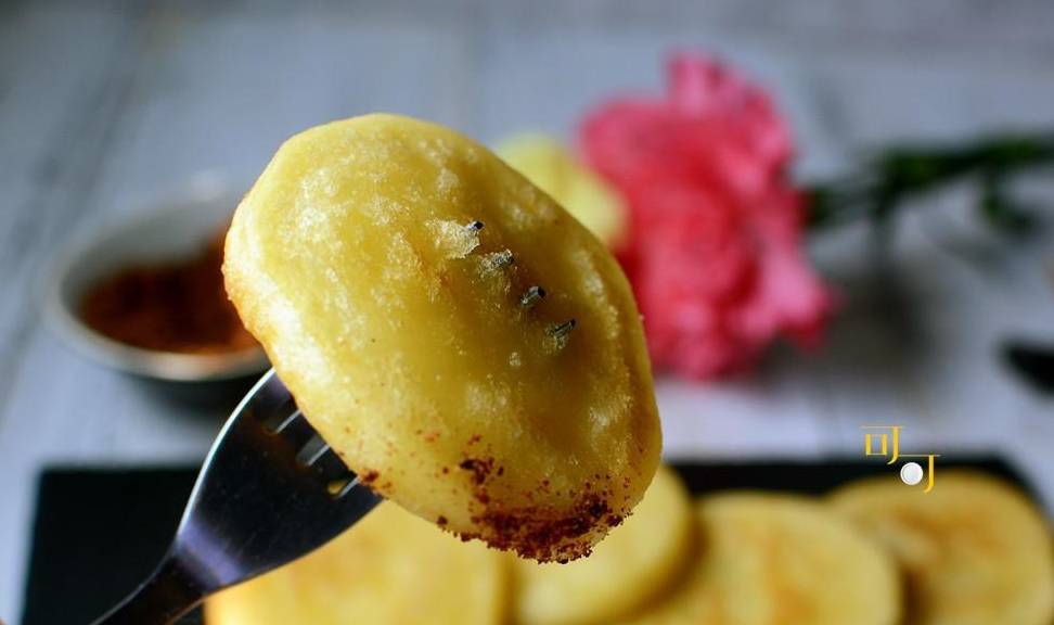 当地的小吃特别感兴趣,黄颜色,圆柱状,似年糕,又不是年糕,当地叫黄粿