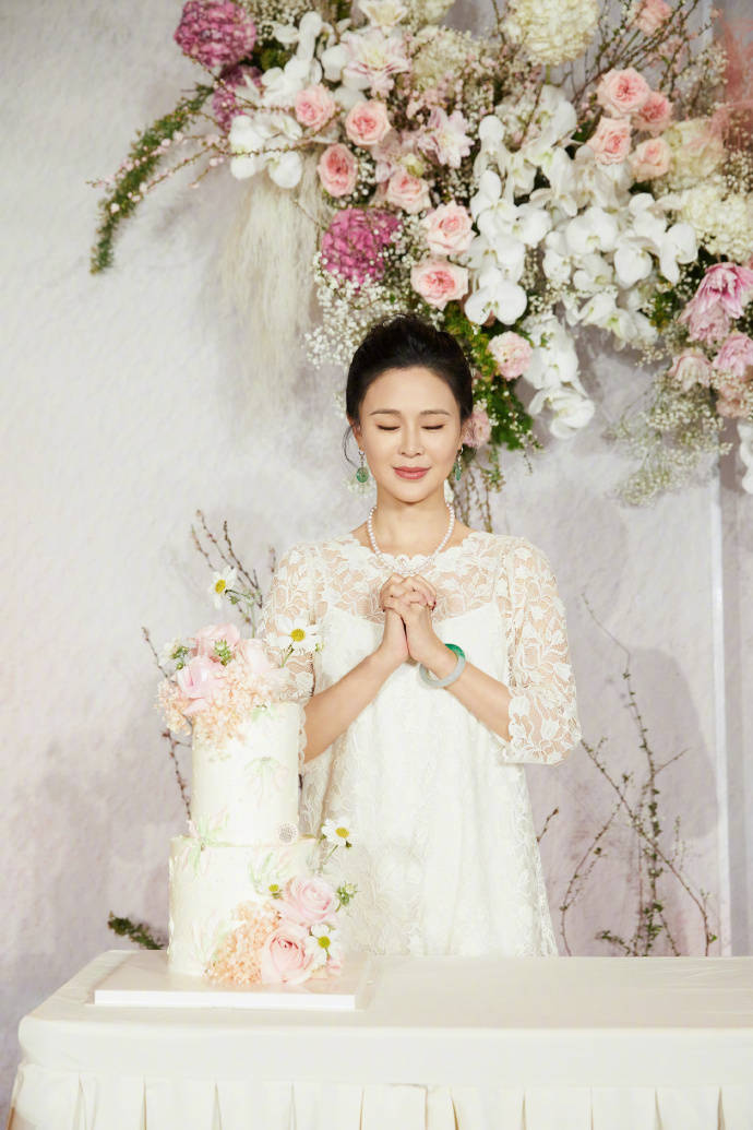 佟大为亲吻太太为其庆生,8岁儿子长相似爸爸,董璇母女登门道贺_关悦