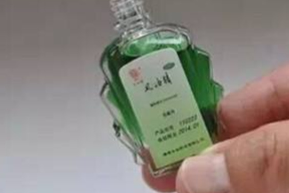 原创睡前坚持将风油精滴进肚脐眼第二天起床后多数人表示很受用