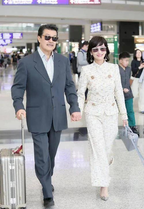 有人问赵雅芝和老公这么多年来维持感情的秘诀是什么,赵雅芝笑眯眯地