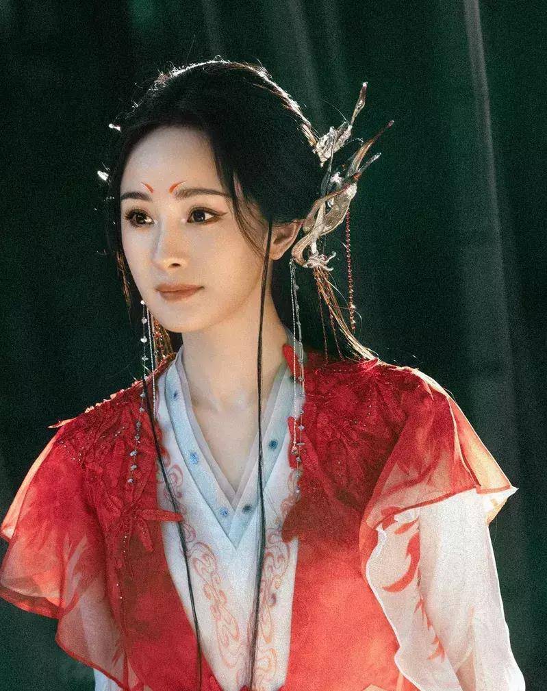《我为校花狂》,并获得前六名,同年签约成为乐视网旗下艺人,开始出演