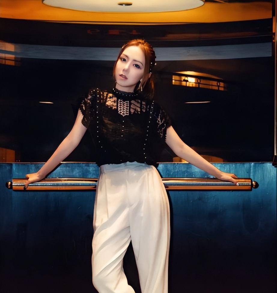 现任被曝因暴力坐过牢邓紫棋出道已有14年的时间,先后经历了三段感情.