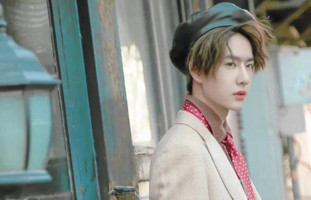 王一博黑t恤牛仔裤装扮散发迷人魅力营业才华再获粉丝热赞