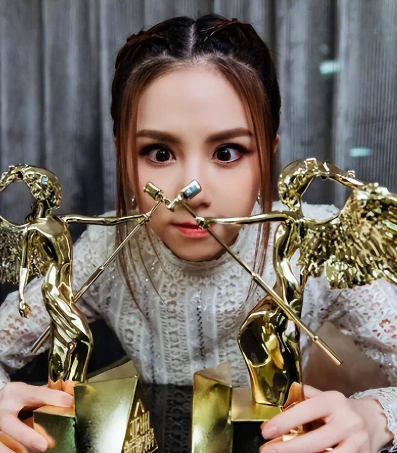 "敢爱敢恨"邓紫棋:苦苦等了他五年,他转身却娶了别人_林宥嘉_公司