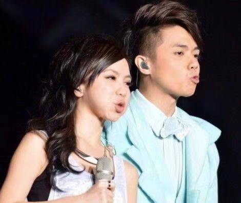 或许就是缘分,邓紫棋后来凭借"金金鱼嘴"被大众熟知.