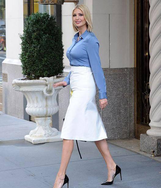 原创伊万卡抽烟照曝光穿凉拖鞋睡衣街边放飞自我手拿烟盒太上瘾