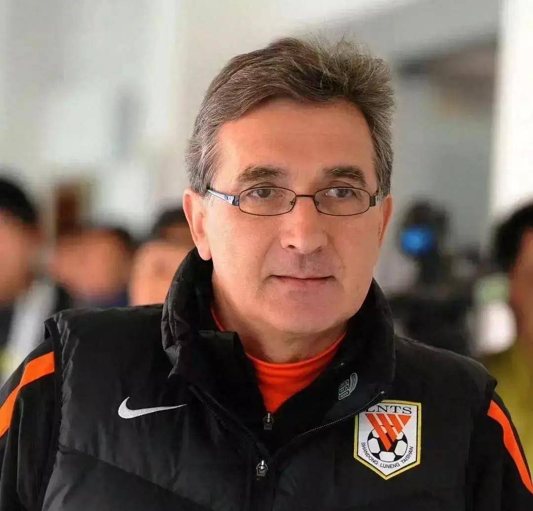 原创媒体国足教练伊万再返济南观看京鲁大战着重考察小摩托李源一