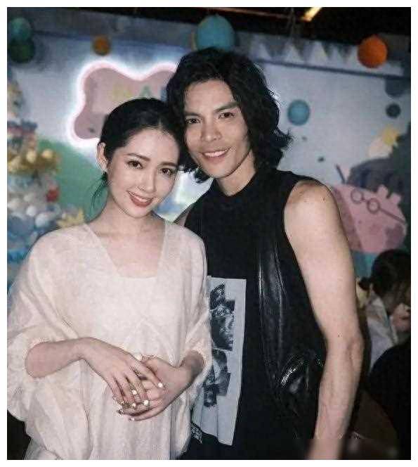 向佐幸福感爆棚郭碧婷甜蜜探班女儿撅嘴卸妆暖心萌翻