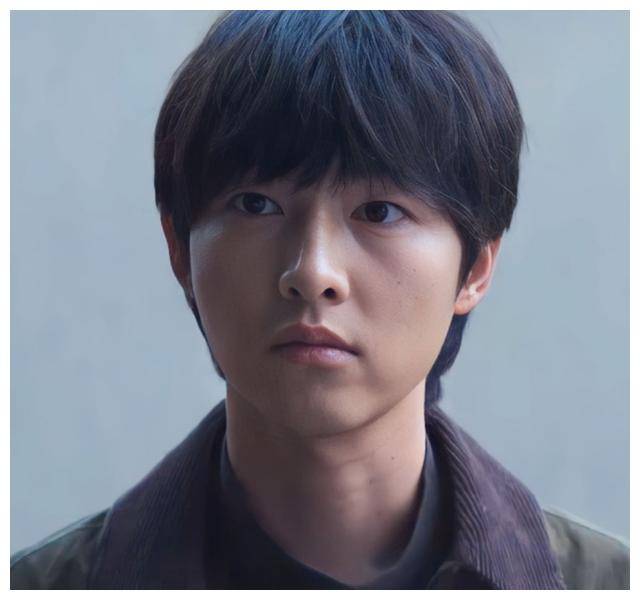 宋仲基火热宣传新片凯蒂成为全场焦点独自走红毯