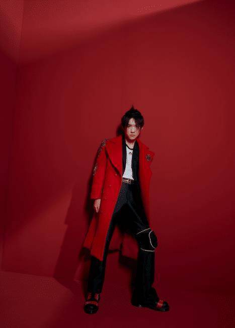 原创长胖真的会显老易烊千玺胖十斤后穿校服合照何炅差距大