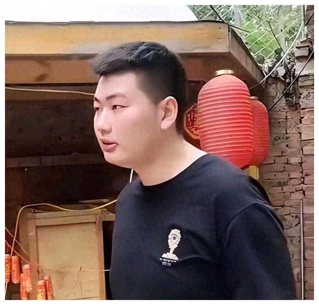 大衣哥儿子创办幼儿园上供电所拿驾照开三轮