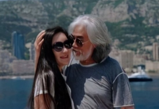 73岁张纪中的妻子杜星霖在社交平台上晒出了验孕棒以及自己的b超单