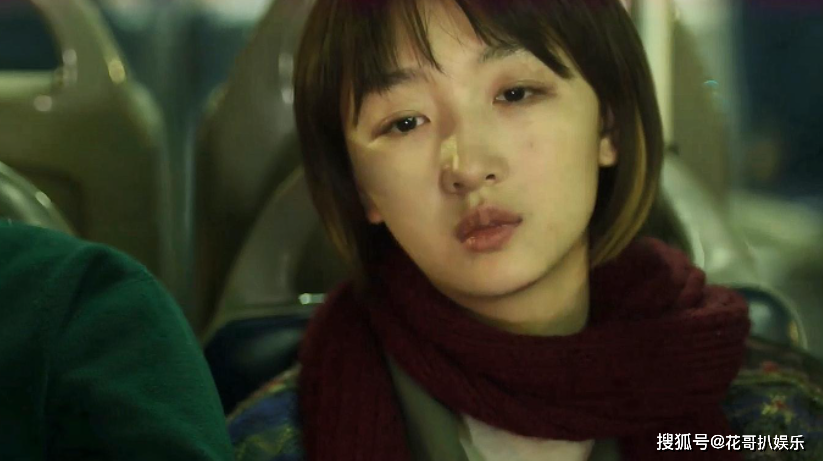 原创周冬雨参加活动全程臭脸耍大牌不配合品牌方网友嘲其德不配位