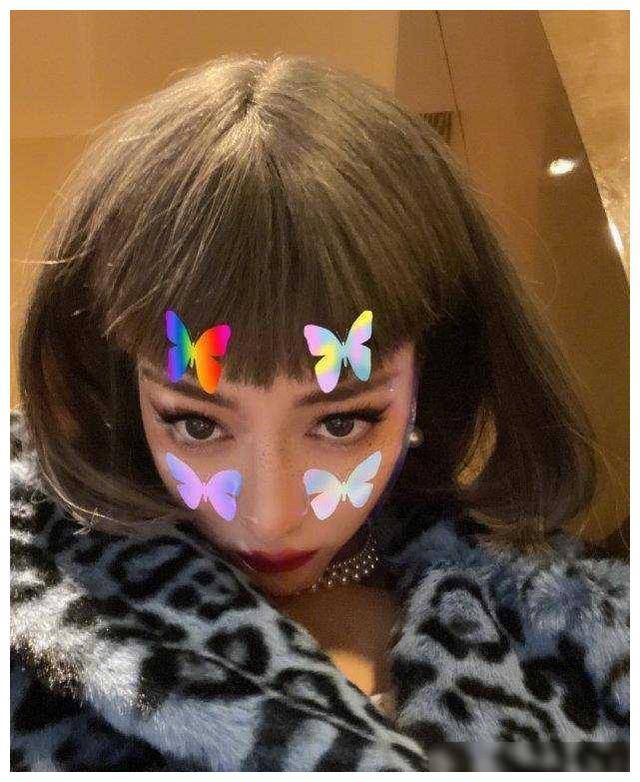 迪丽热巴久违晒自拍照直言无滤镜不自拍表情怪怪的