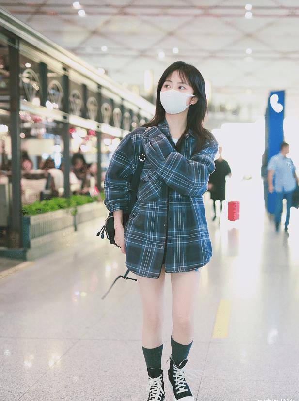 妈妈离开一年后谭松韵形象大改变30岁近照瘦出锥子脸