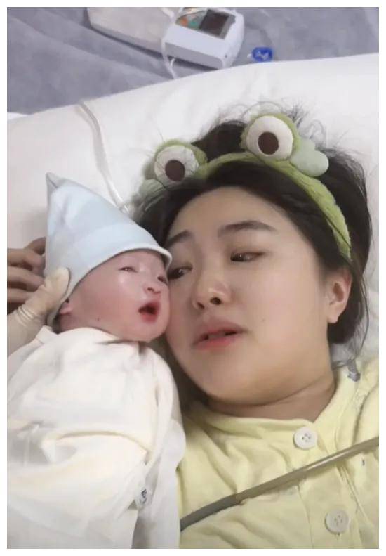 金龟子女儿妈妈合影新晋姥姥披发妩媚