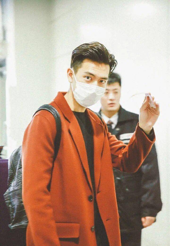 原创李现宅家任凭胡子疯长晒素颜照营业刮掉胡子清新帅气