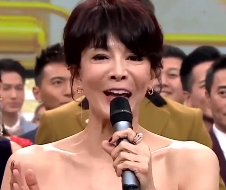 当年主持台庆时,郑裕玲和汪明荃的默契搭档,让无数人心头一颤.