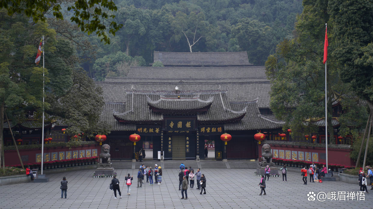 它的殿宇雄伟,有弥勒殿,大雄殿,七佛殿和普贤殿四重屋宇,依山而建