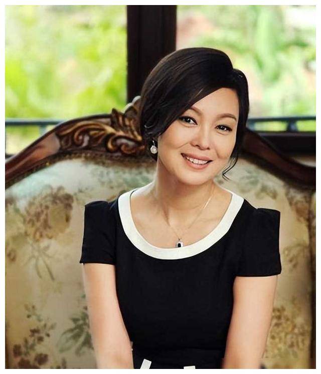 国民妈妈荣容:与著名作家二婚,两女儿貌美多才,53岁姣美不减.