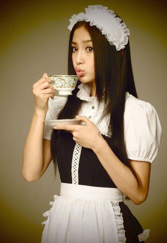 baby早年旧照又被曝光,为赚钱"徒手"吃意面,表情丰富不见僵硬_杨颖_的