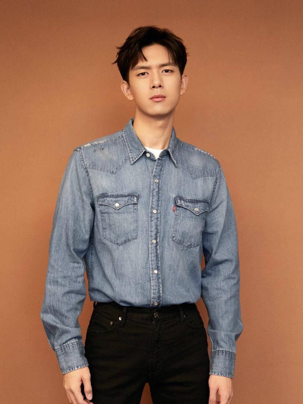 原创李现宅家任凭胡子疯长晒素颜照营业刮掉胡子清新帅气