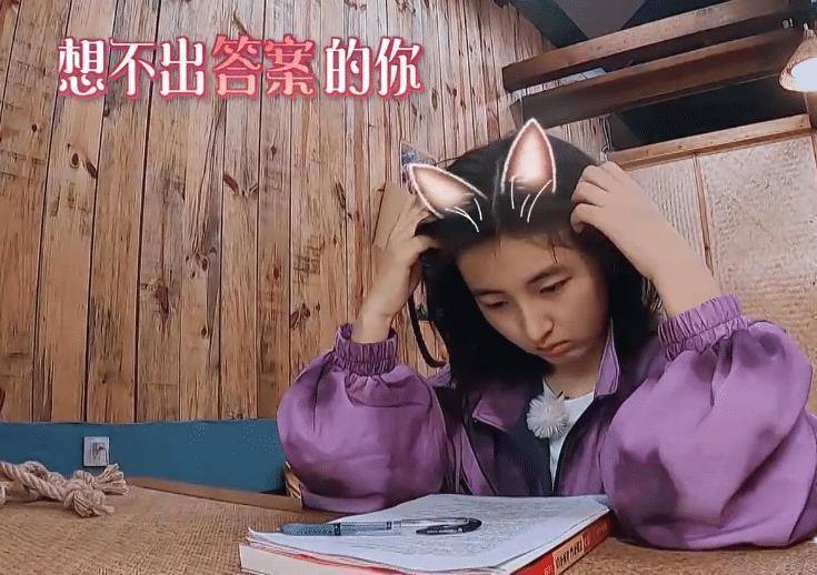 原创张子枫节目中做试卷题看清课桌上的笔经历过高考的人都懂