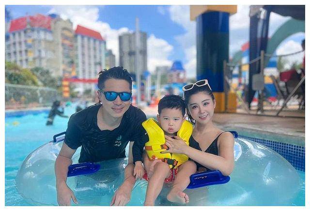 王雷家庭幸福团聚李小萌辣身显妈魅俩儿子神似双胞胎