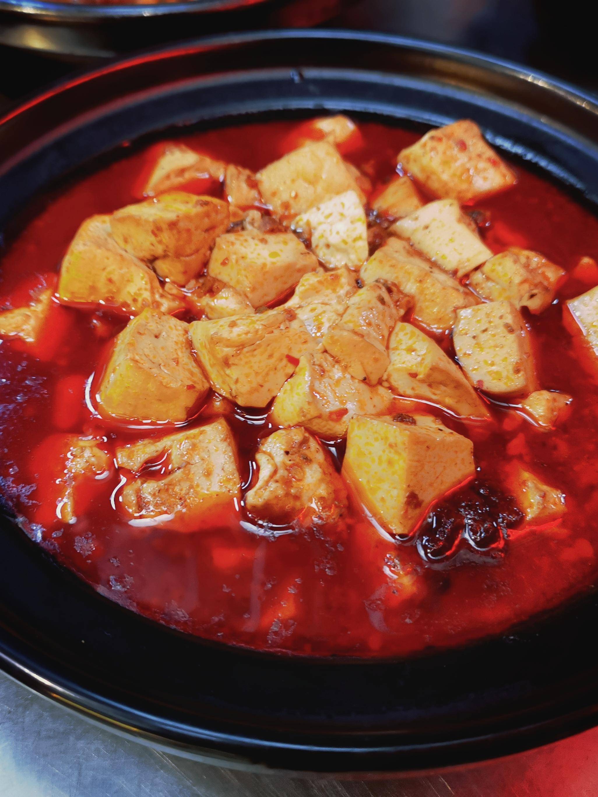 美食探店丨晓彭肥肠鸡升级整合砂锅菜打造聚餐新场景