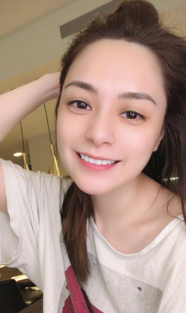 原创阿娇彻底放开了关掉滤镜玩自拍一次连发18张咬嘴撩发太诱人