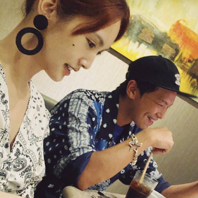 9月,黄鸿升去世的消息引发大家关注,作为前任加好友,杨丞琳一直很悲伤